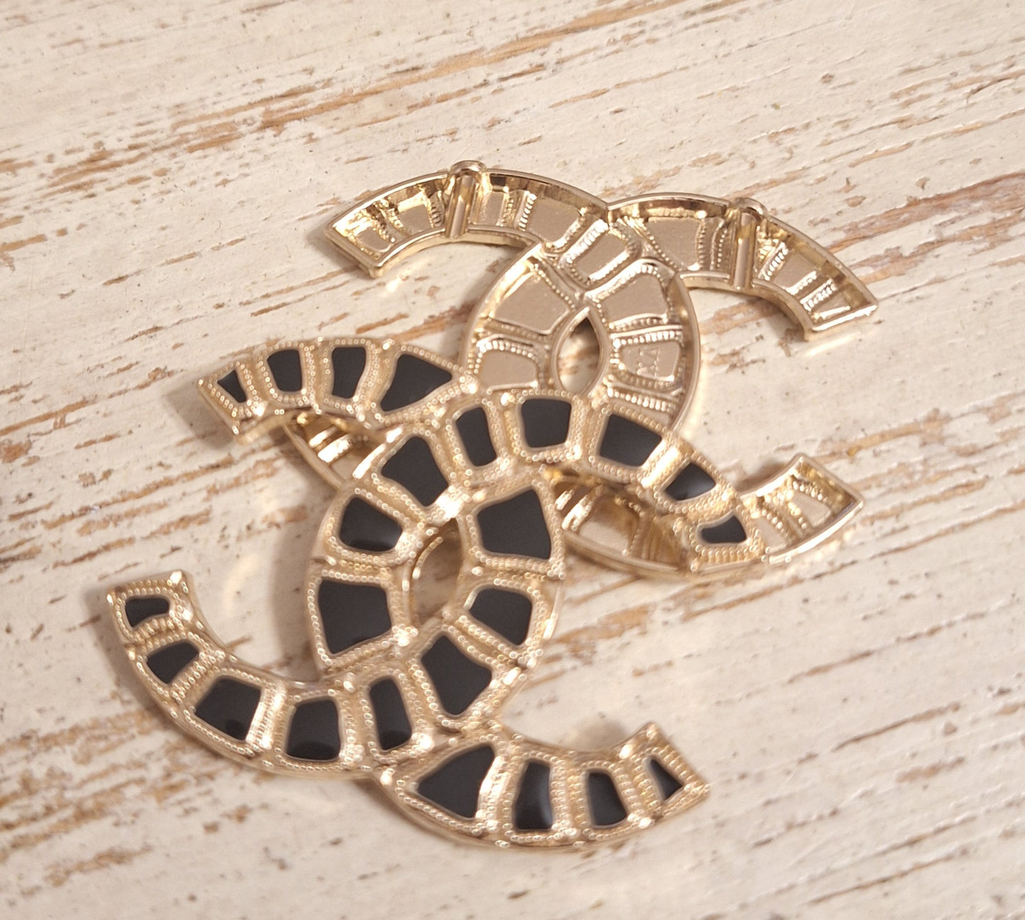 Tab - buttons, Gold & black 36/50 mm. 4 holes