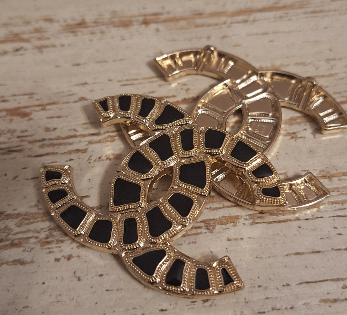 Tab - buttons, Gold & black 36/50 mm. 4 holes