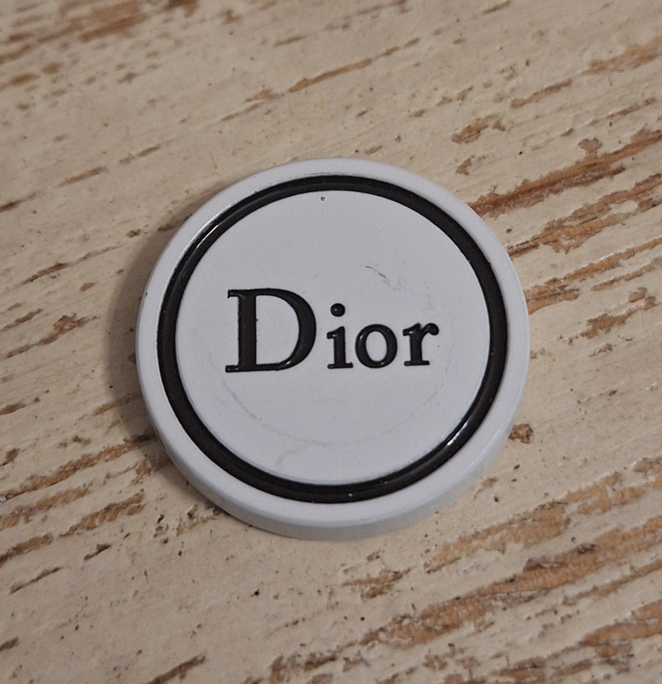 Tab. Buttons white & black, 3 hole. 28 mm