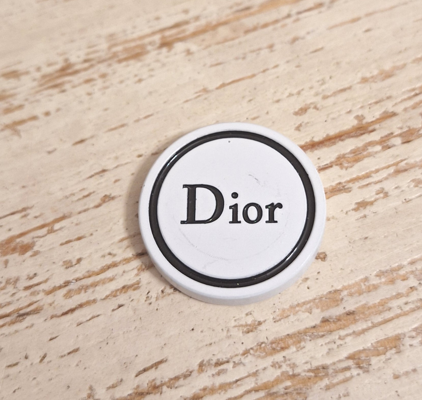 Tab. Buttons white & black, 3 hole. 28 mm