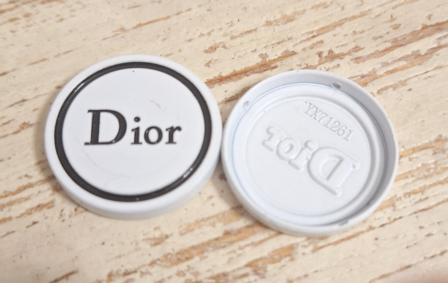 Tab. Buttons white & black, 3 hole. 28 mm