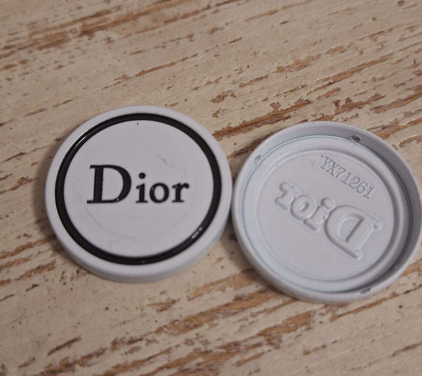 Tab. Buttons white & black, 3 hole. 28 mm