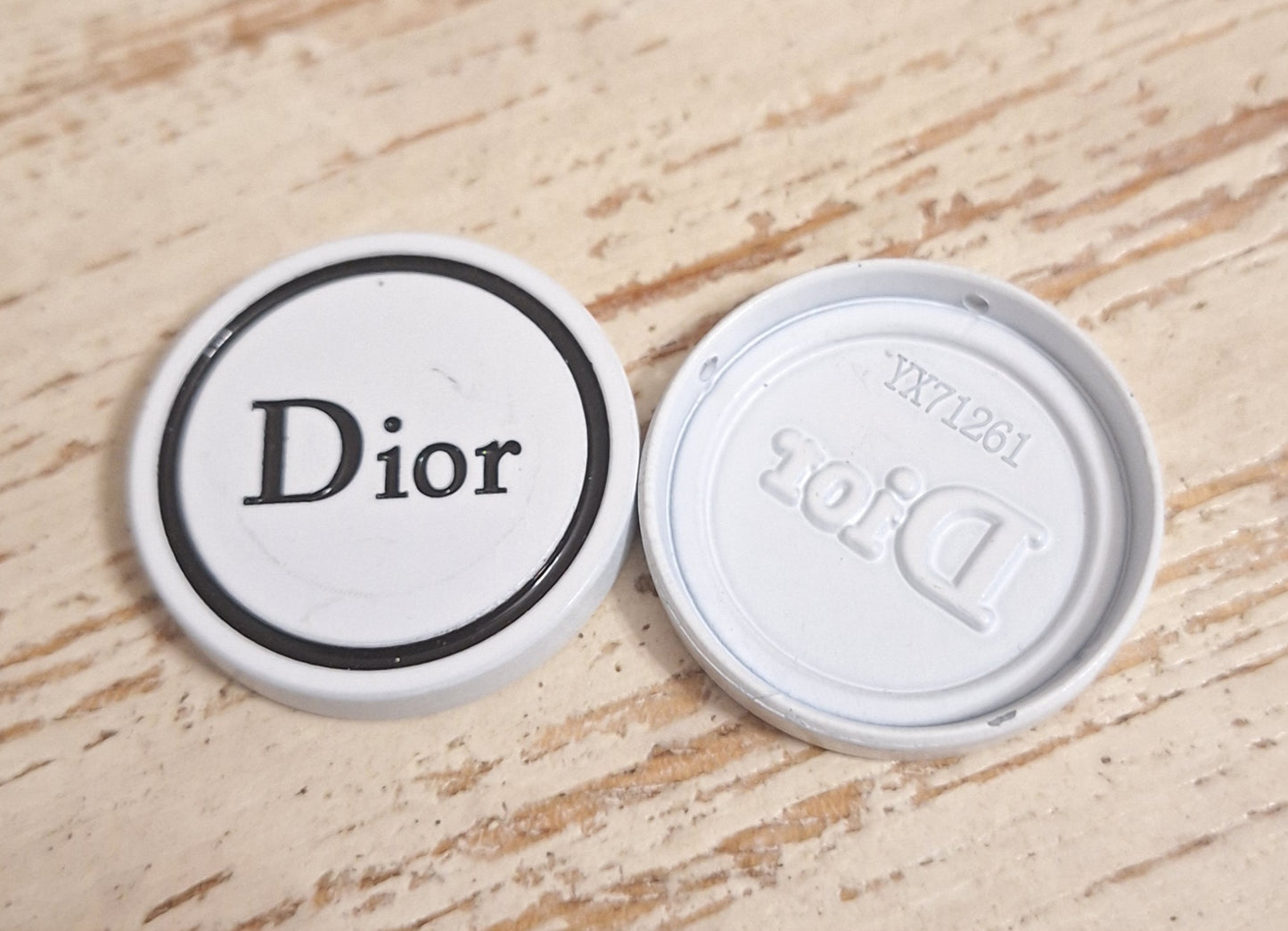 Tab. Buttons white & black, 3 hole. 28 mm