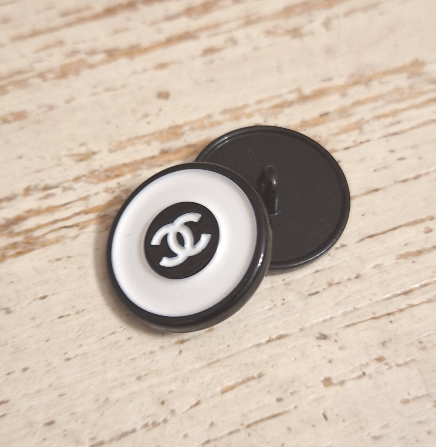 Buttons black & white. 21 mm