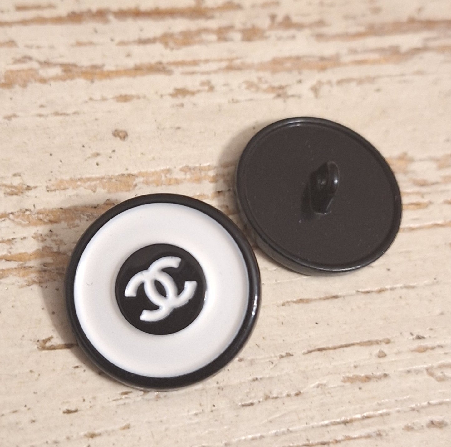 Buttons black & white. 21 mm