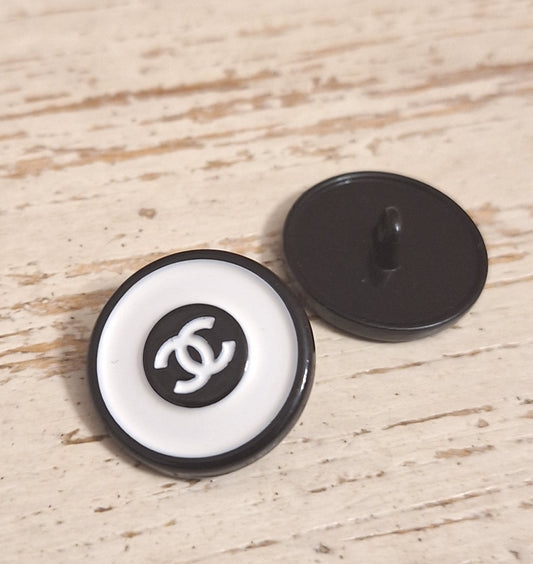 Buttons black & white. 21 mm