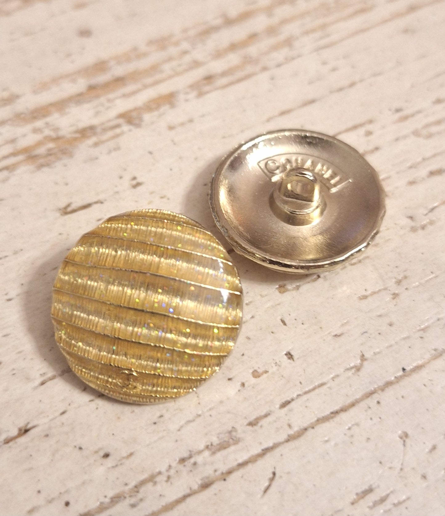 Butons stamped gold color, 20 mm