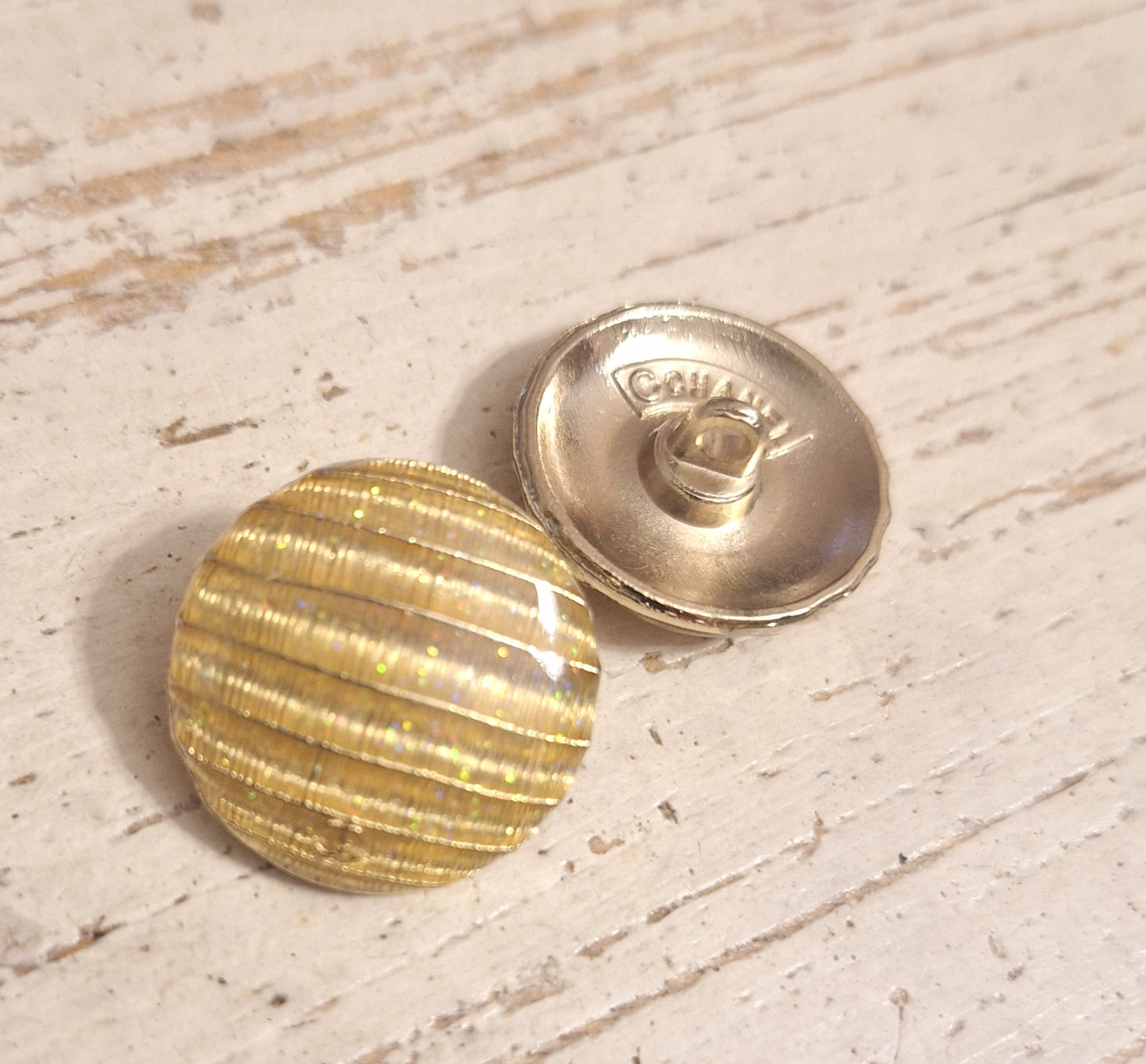 Butons stamped gold color, 20 mm