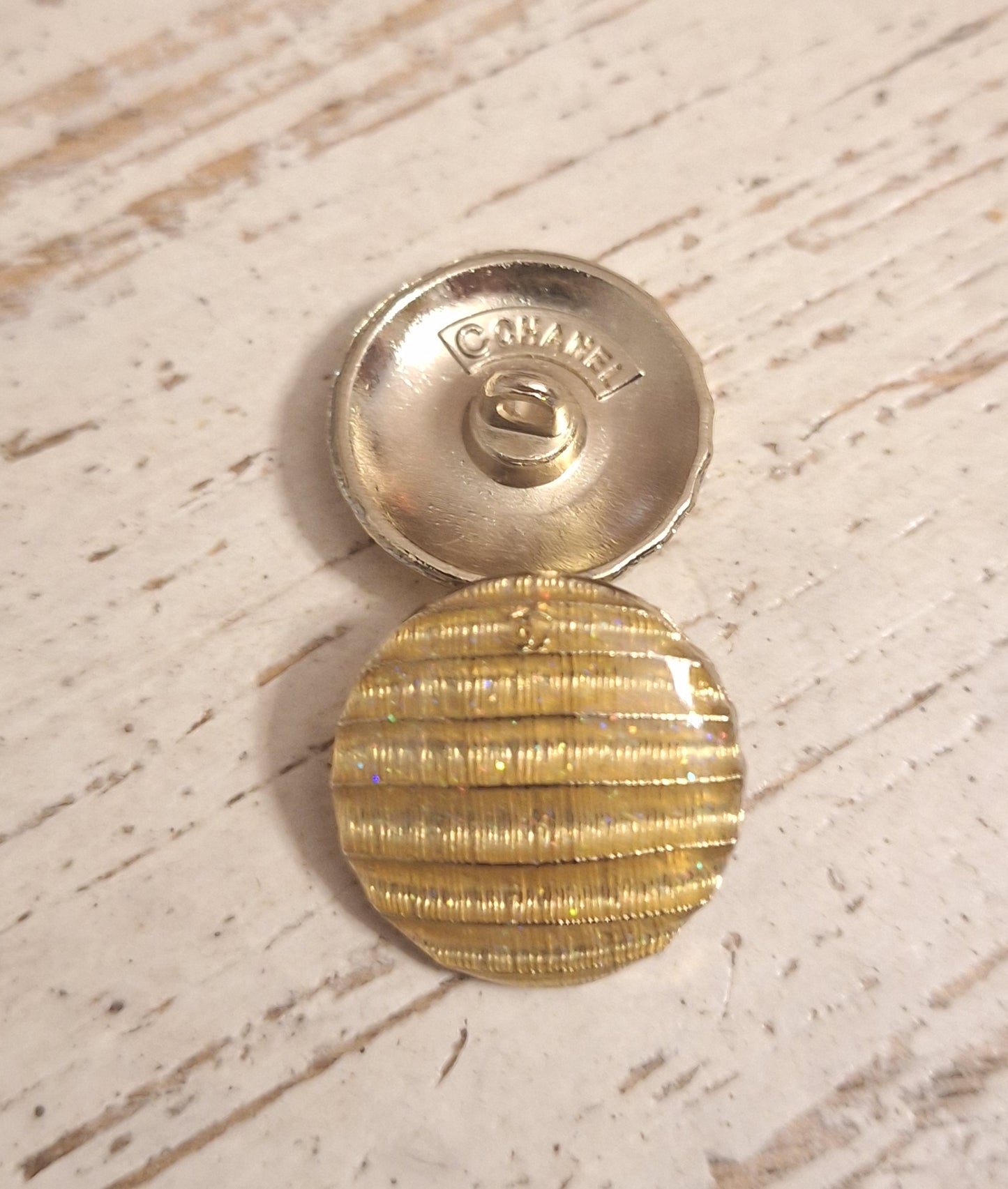 Butons stamped gold color, 20 mm