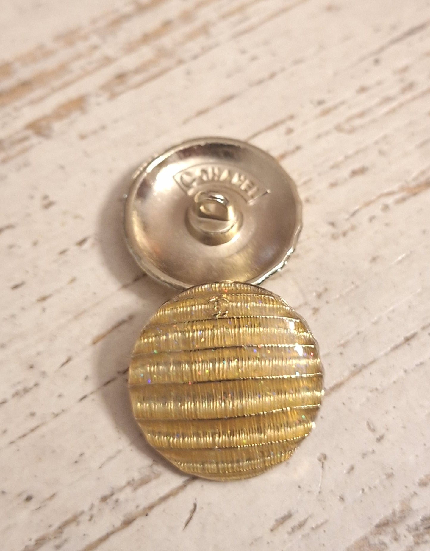 Butons stamped gold color, 20 mm
