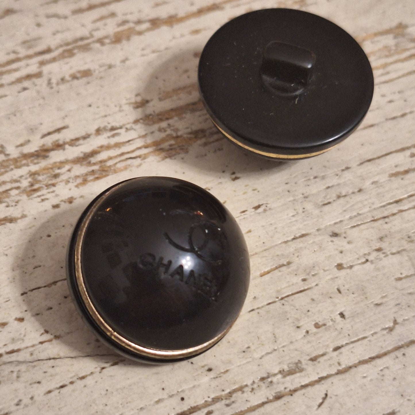 Buttons plastic black & gold. 27 mm.