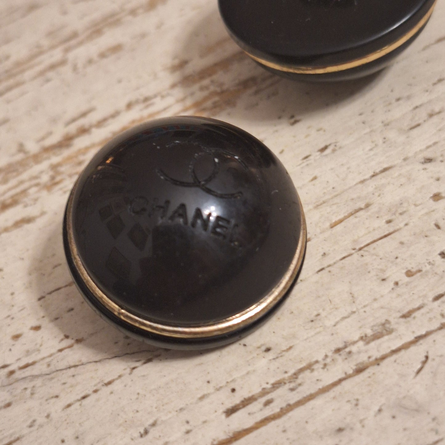 Buttons plastic black & gold. 27 mm.