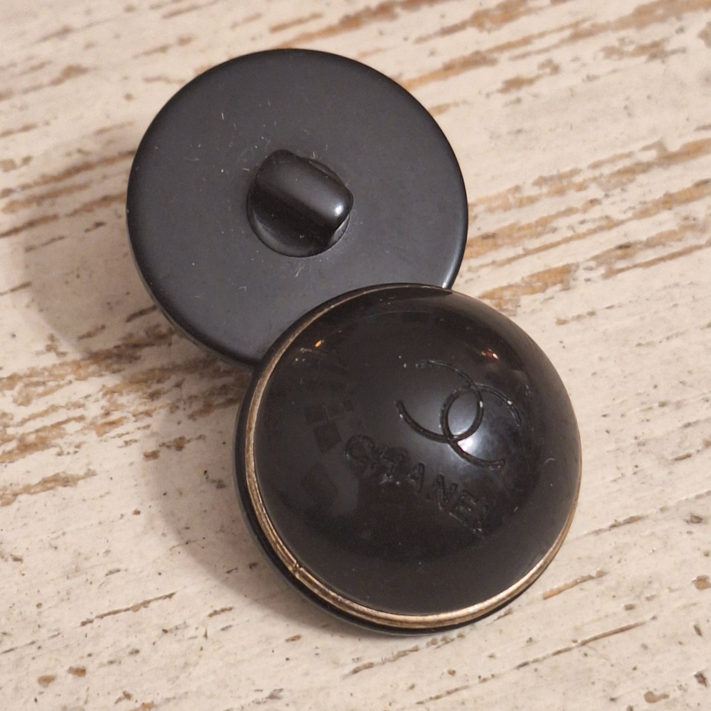 Buttons plastic black & gold. 27 mm.
