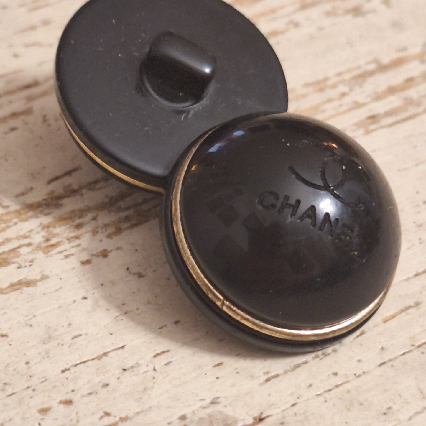 Buttons plastic black & gold. 27 mm.