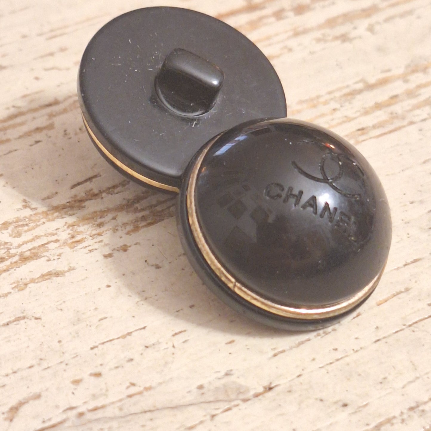 Buttons plastic black & gold. 27 mm.
