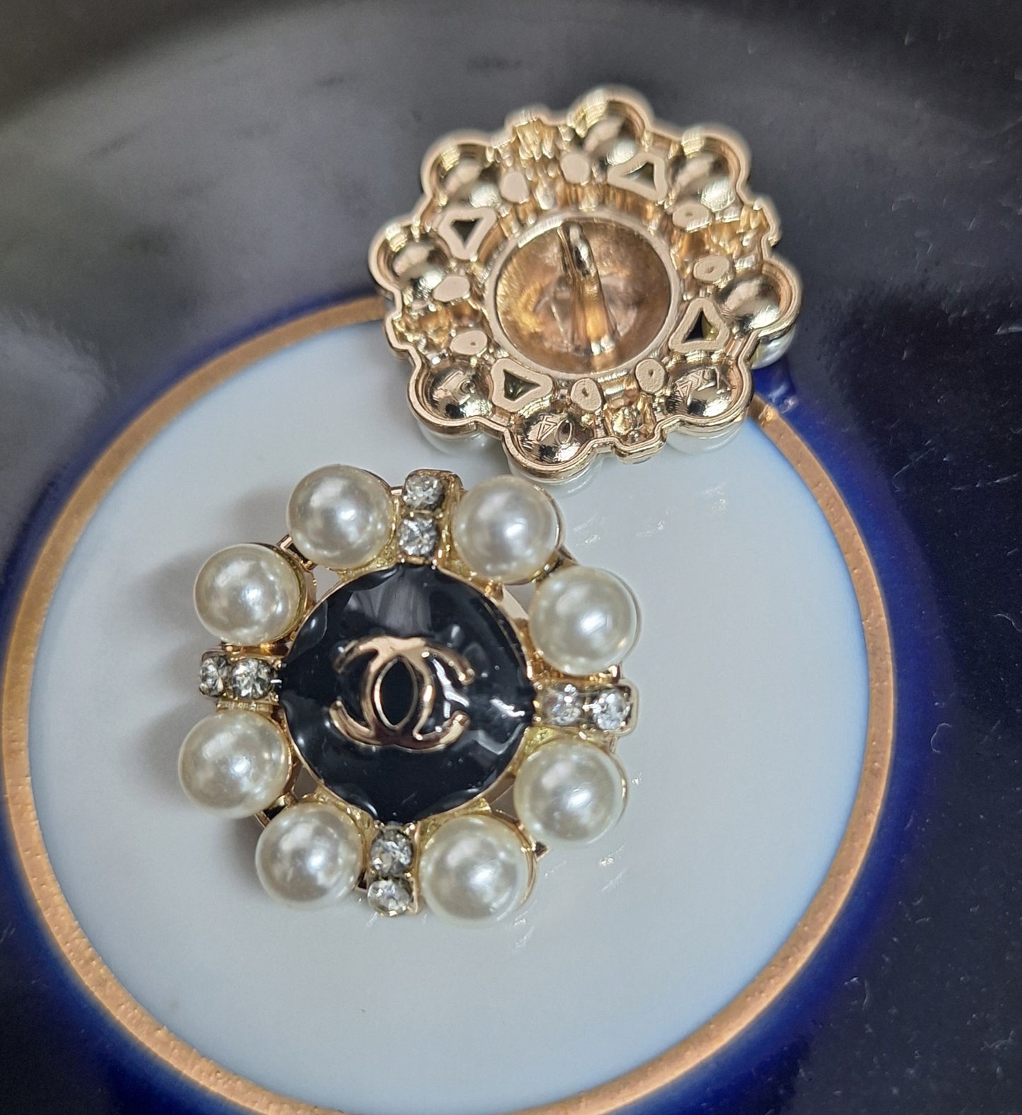 Buttons  1 pieces - gold, black, pearls. 26 mm