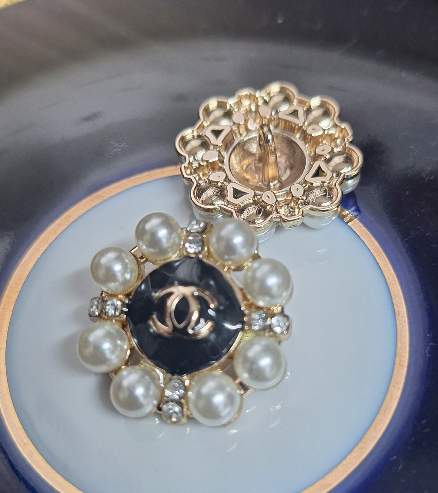 Buttons  1 pieces - gold, black, pearls. 26 mm