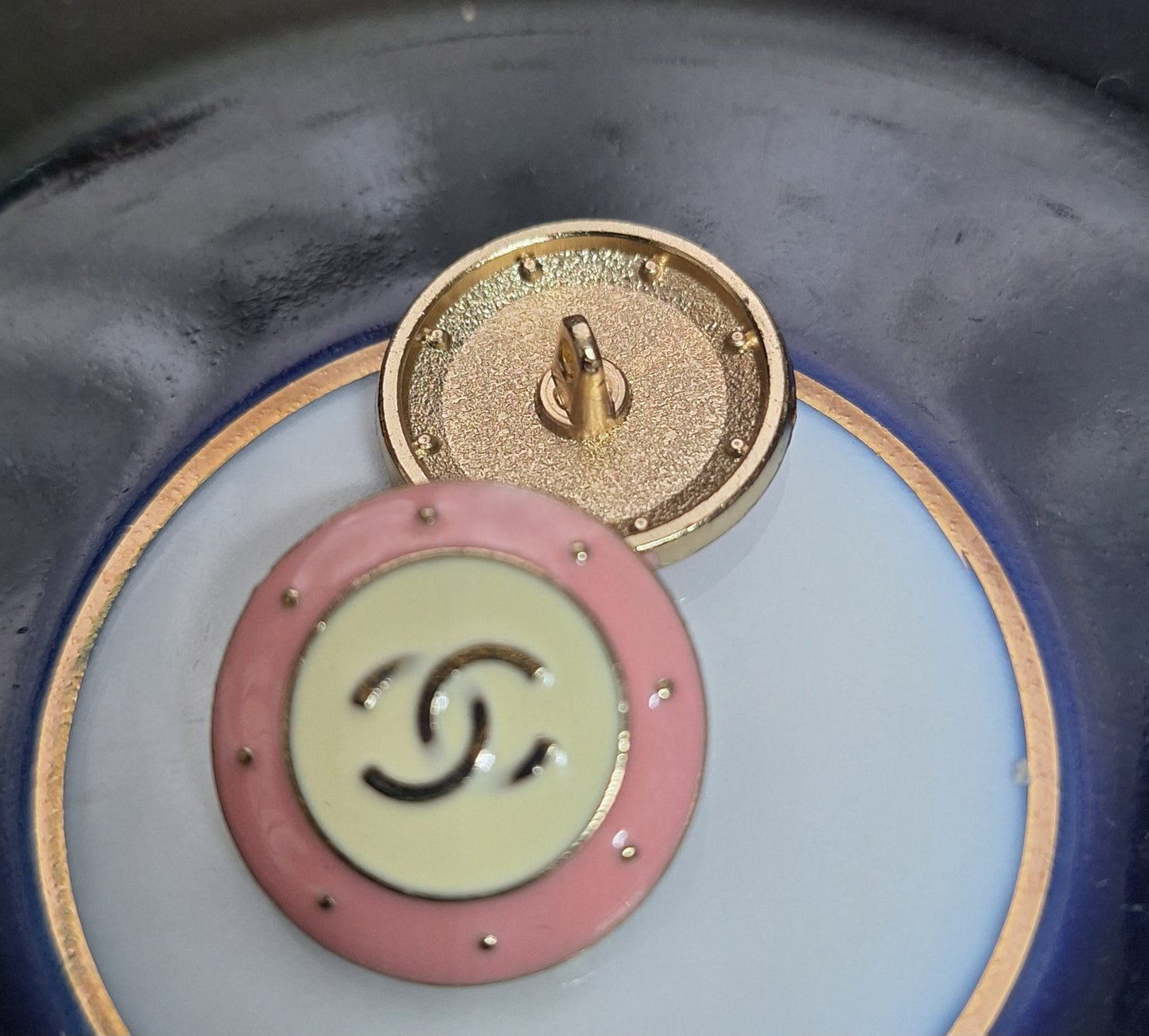 Buttons gold, pink & white. 24 mm