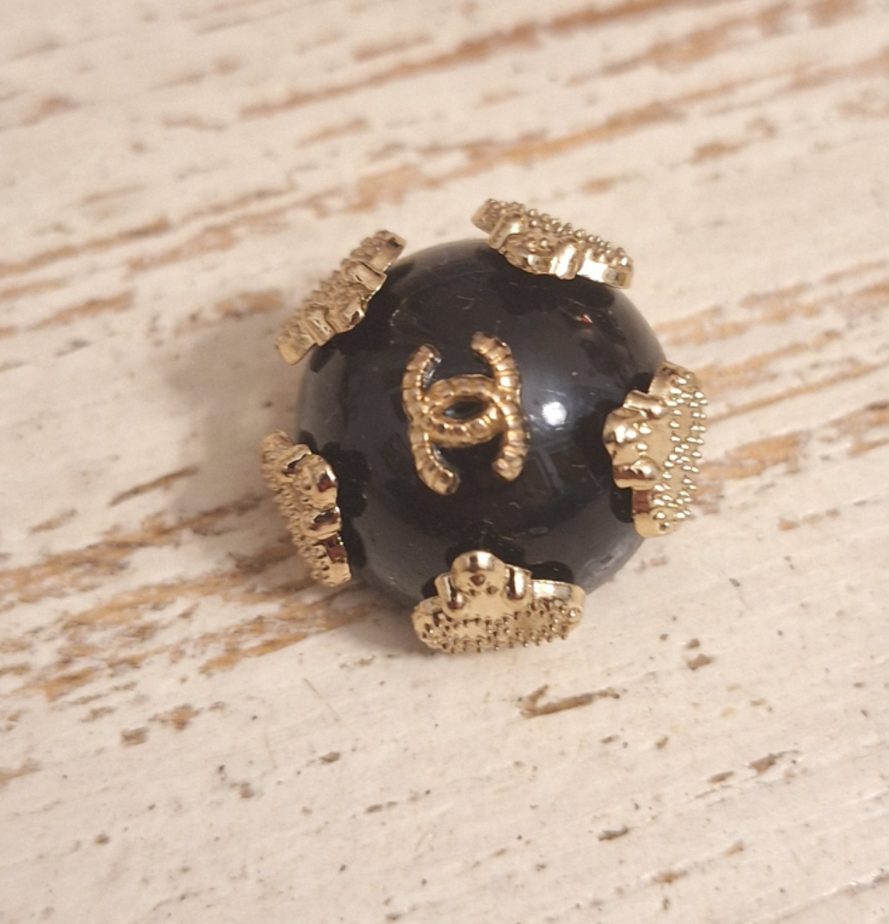 Buttons nlack &  gold. 23 mm