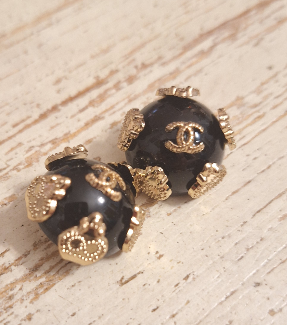Buttons nlack &  gold. 23 mm