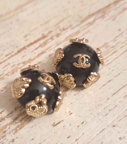 Buttons nlack & gold. 23 mm