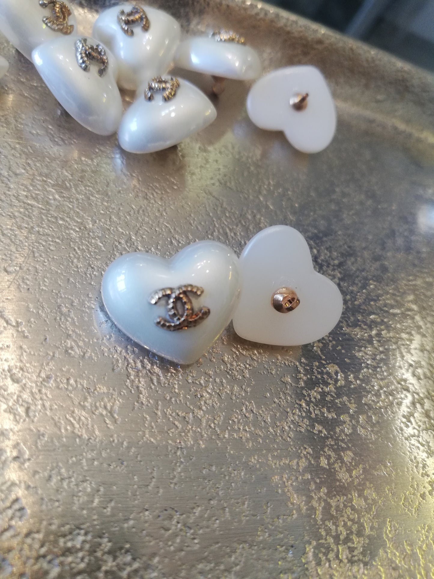 Buttons white & gold 20 mm