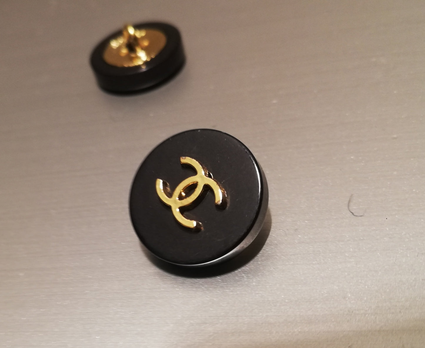 buttons 1pieces 16 mm. Black & gold