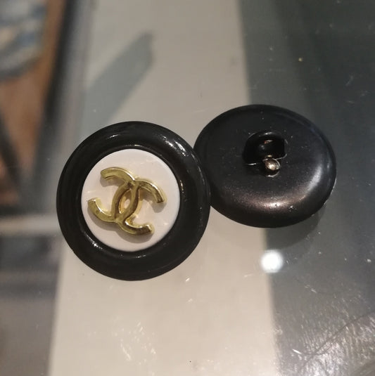 1 Buttons black/white&gold 18 mm