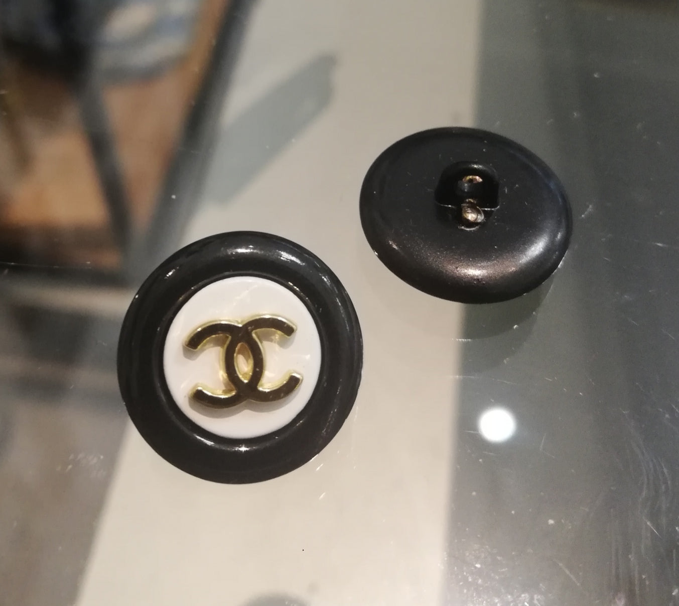 1 Buttons black/white&gold 18  mm