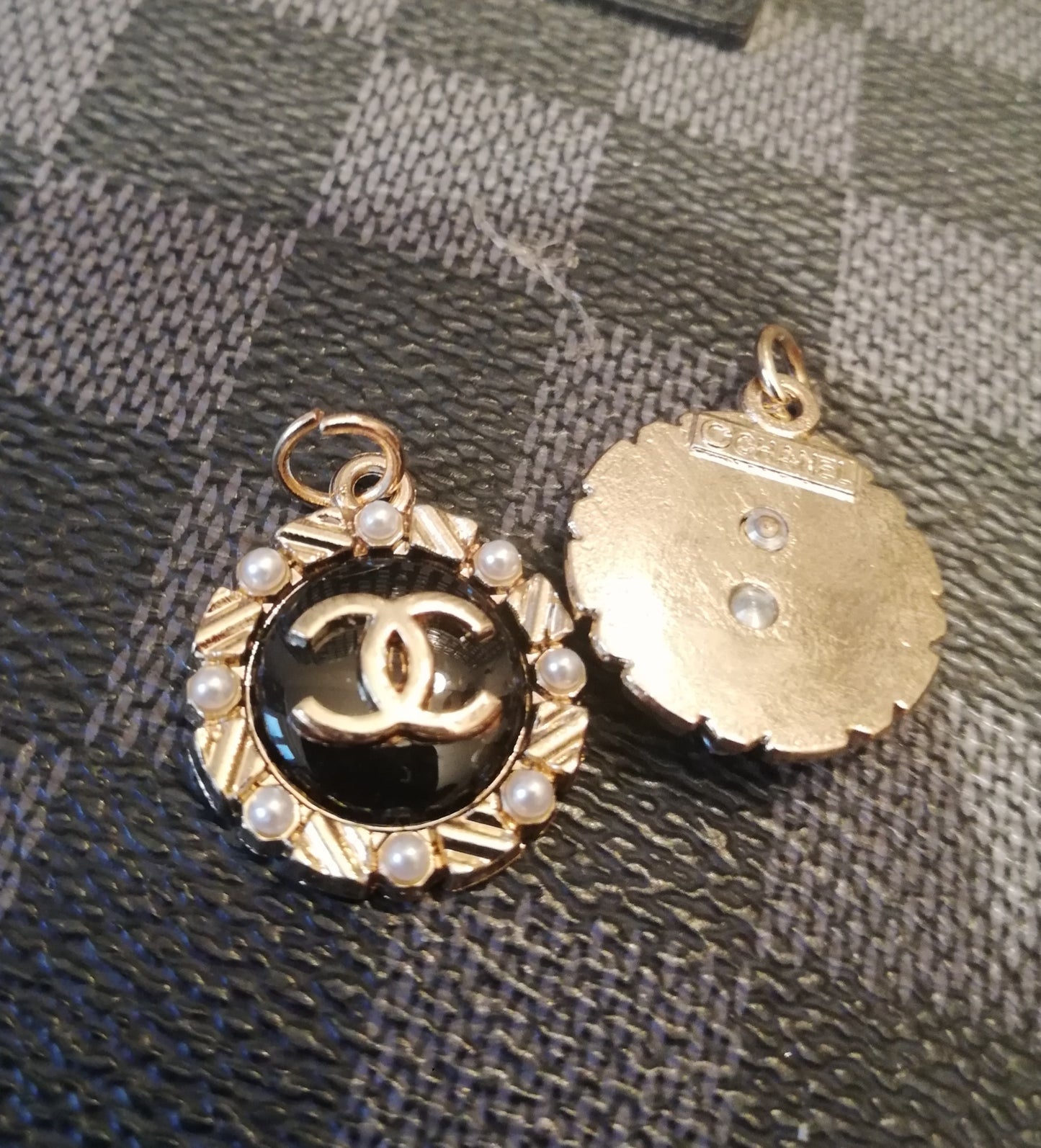 1 pendants 20 mm gold & black  & pearls