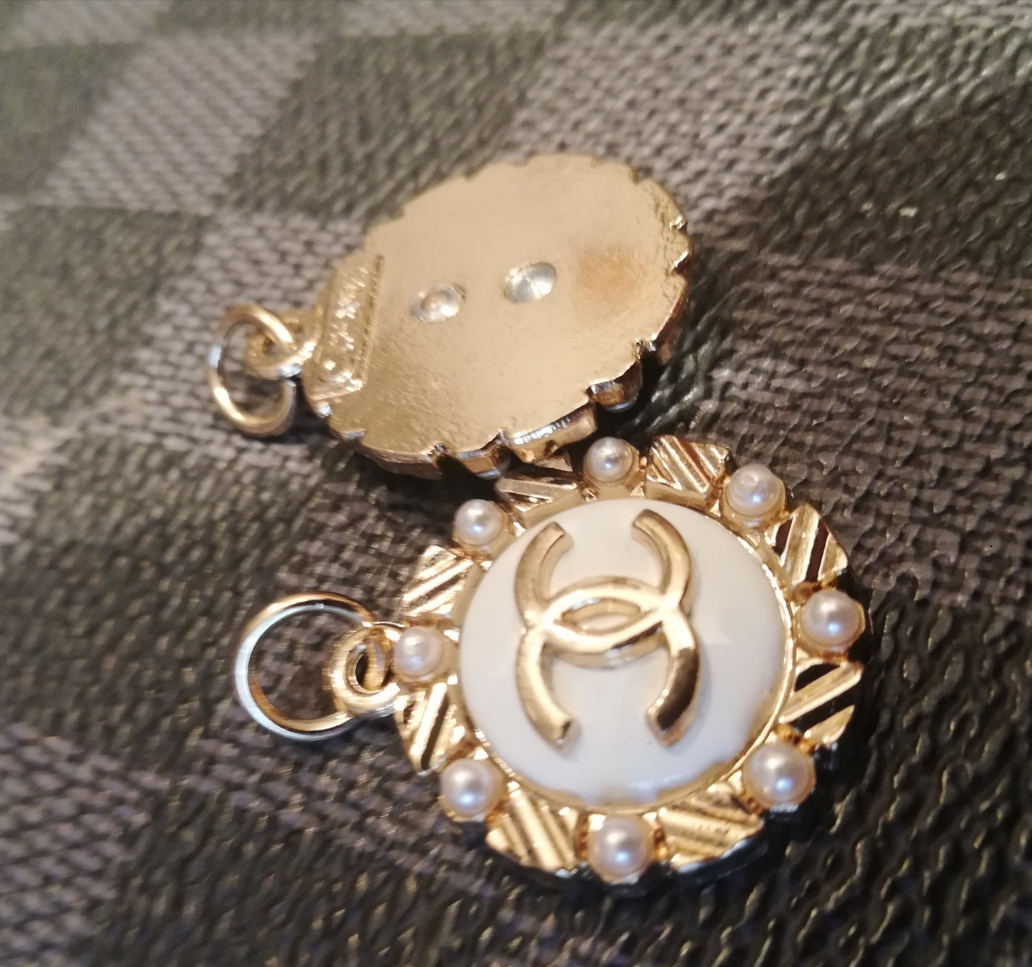 1 pendants 20 mm gold & white & pearls