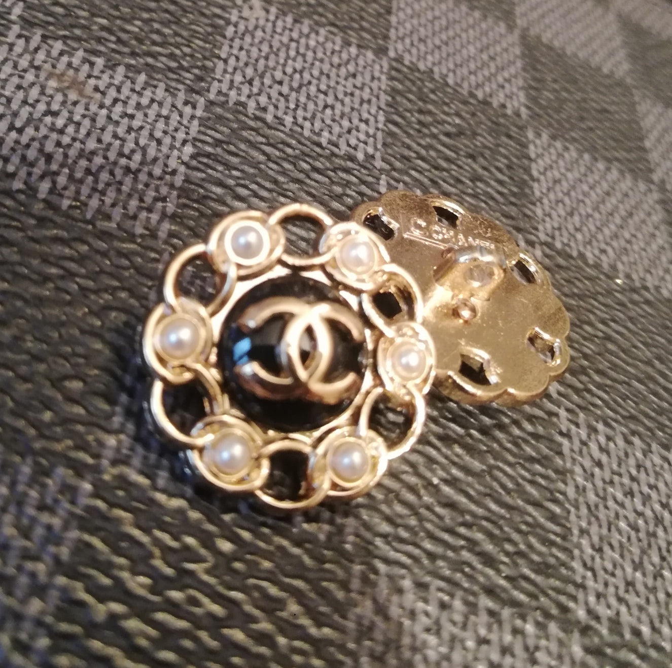 1 Buttons gold & black & pearls 20 mm