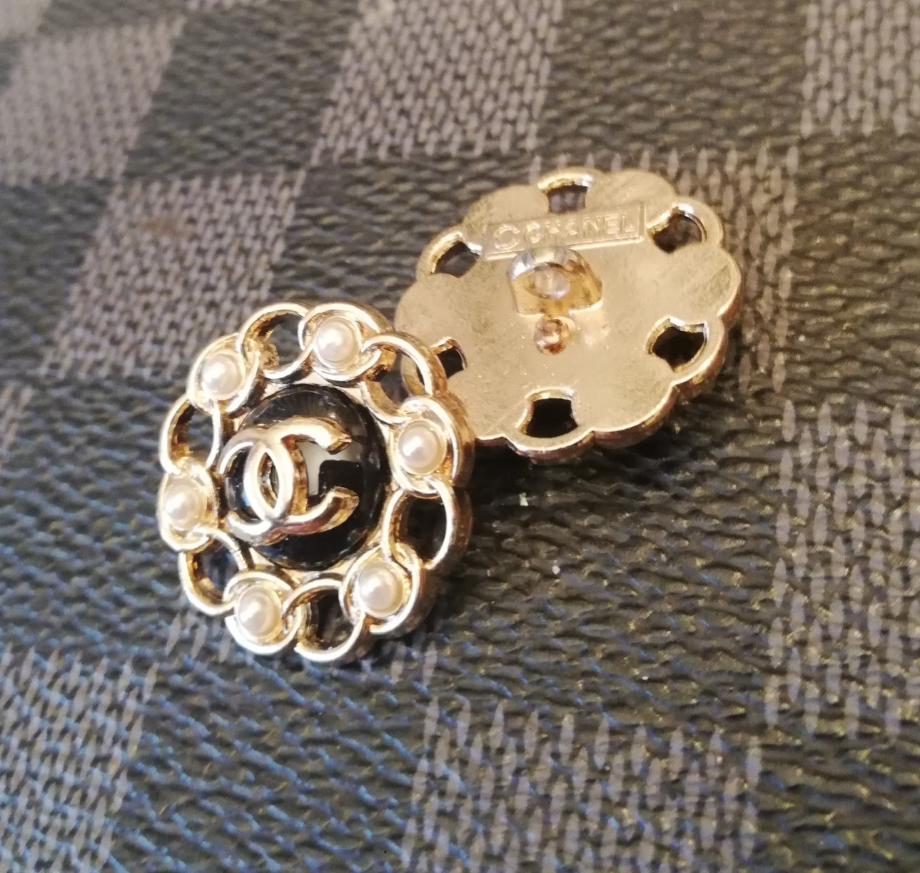 1 Buttons gold & black & pearls 20 mm