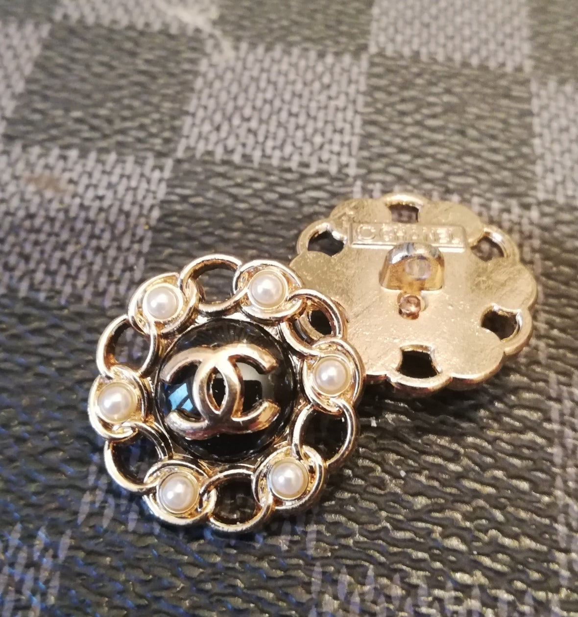 1 Buttons gold & black & pearls 20 mm