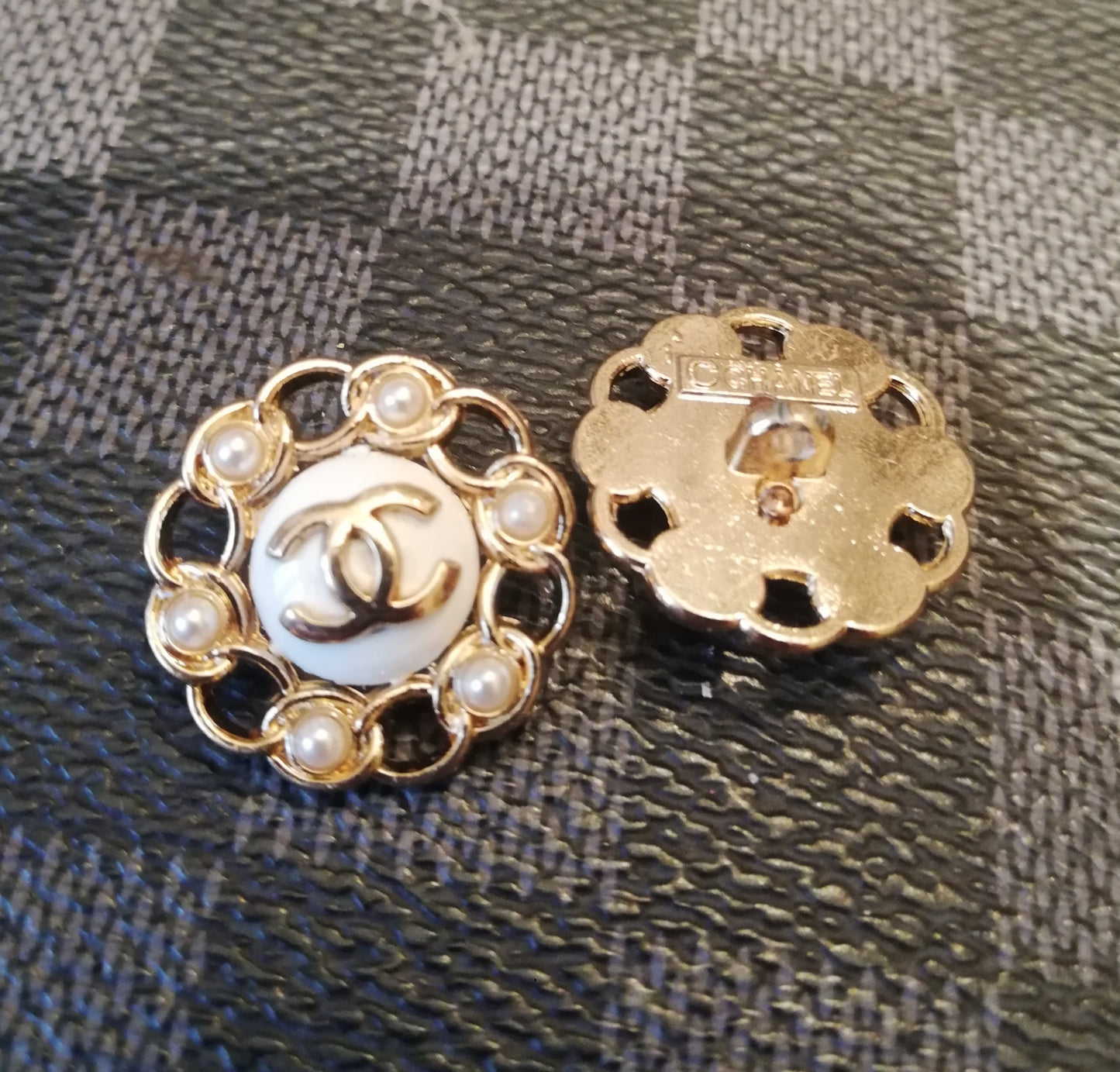 1 Buttons gold & white & pearls 21 mm