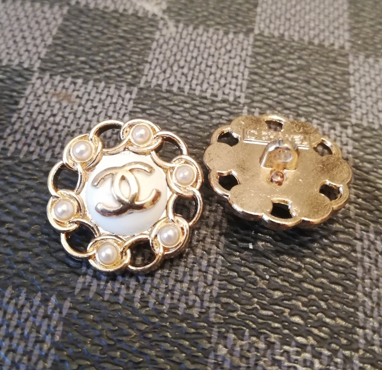 1 Buttons gold & white & pearls 21 mm