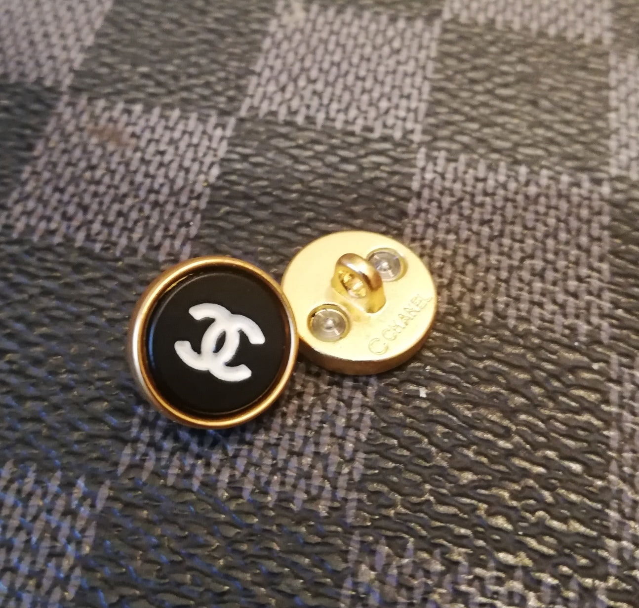 1 Buttons gold & black 12 mm