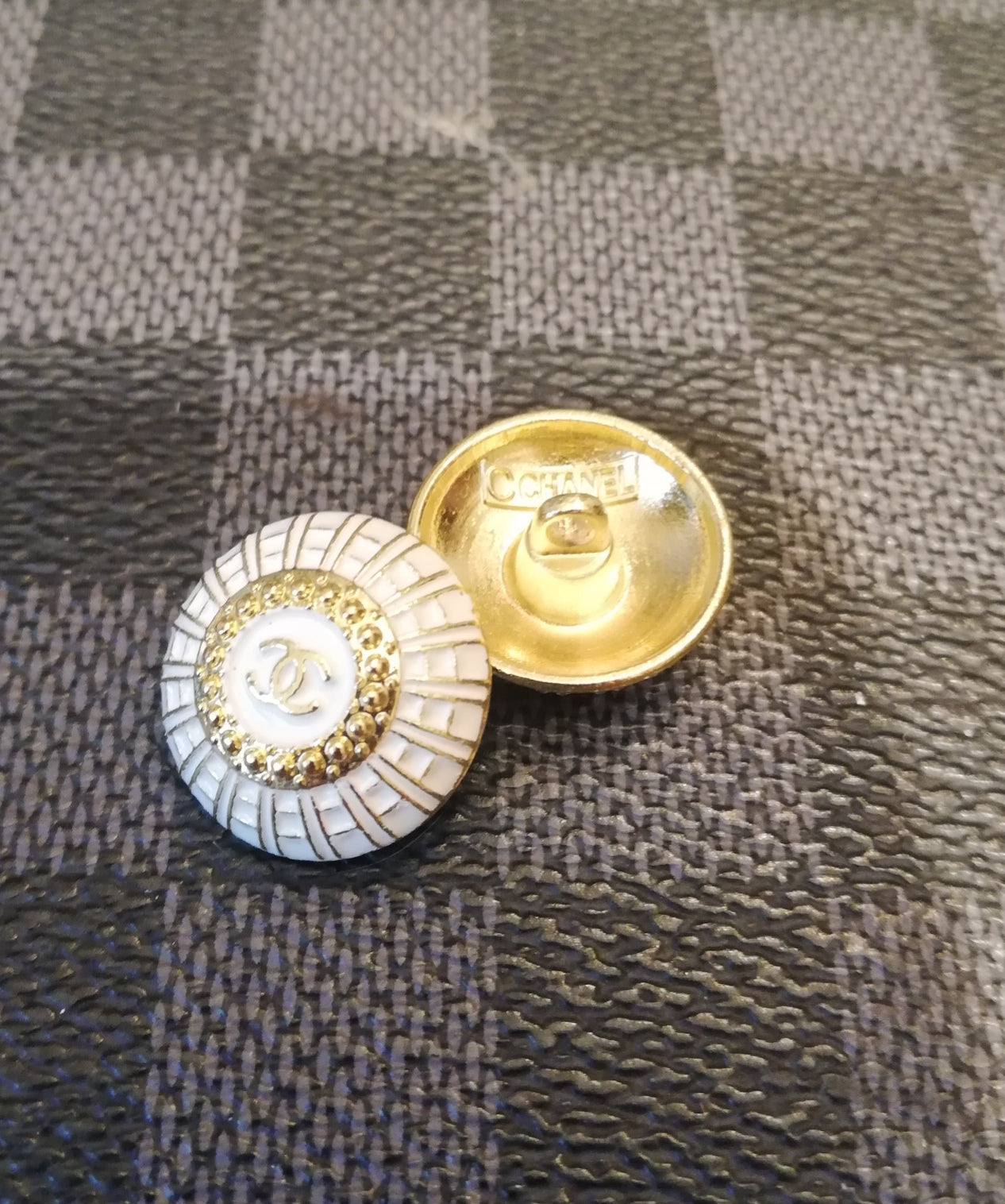 1 Buttons gold & white 18 mm