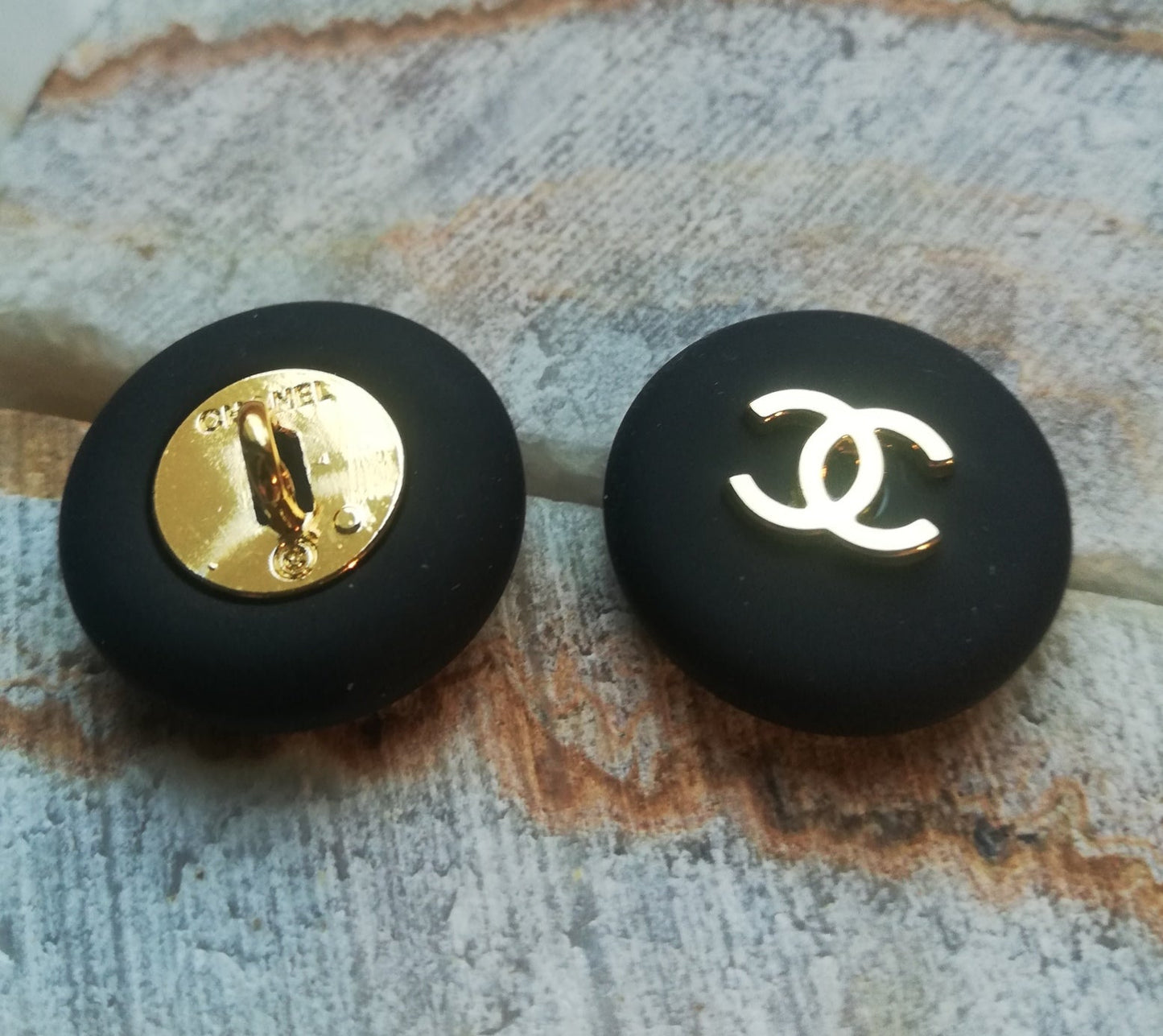 Buttons Black&gold 18 mm