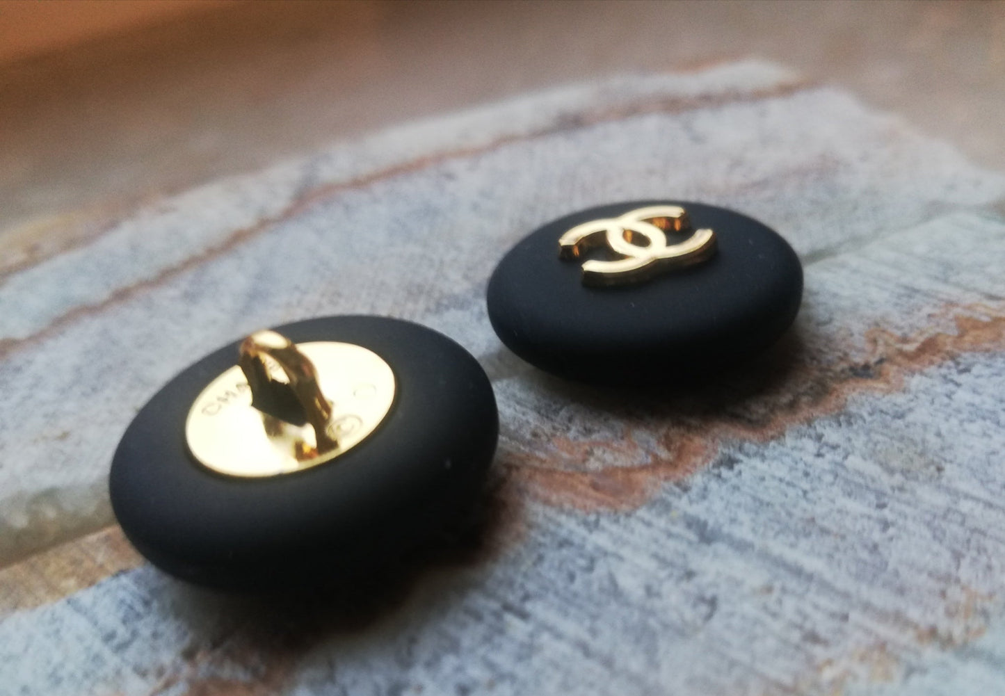 Buttons Black&gold 18 mm