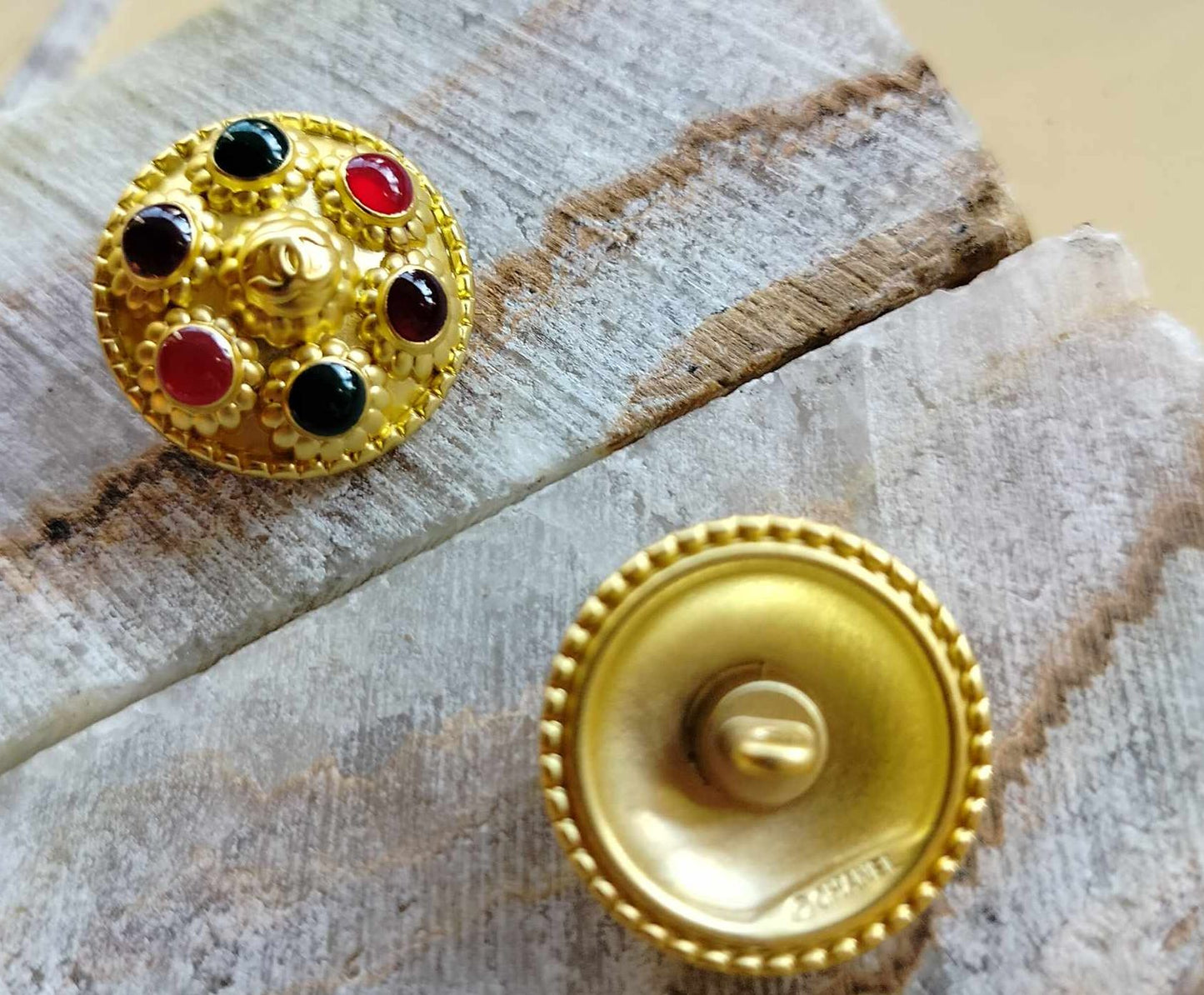 Buttons gold 23 mm