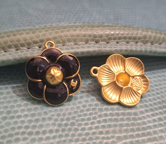 Pendants. Color gold and enemal black. 19/22 mm