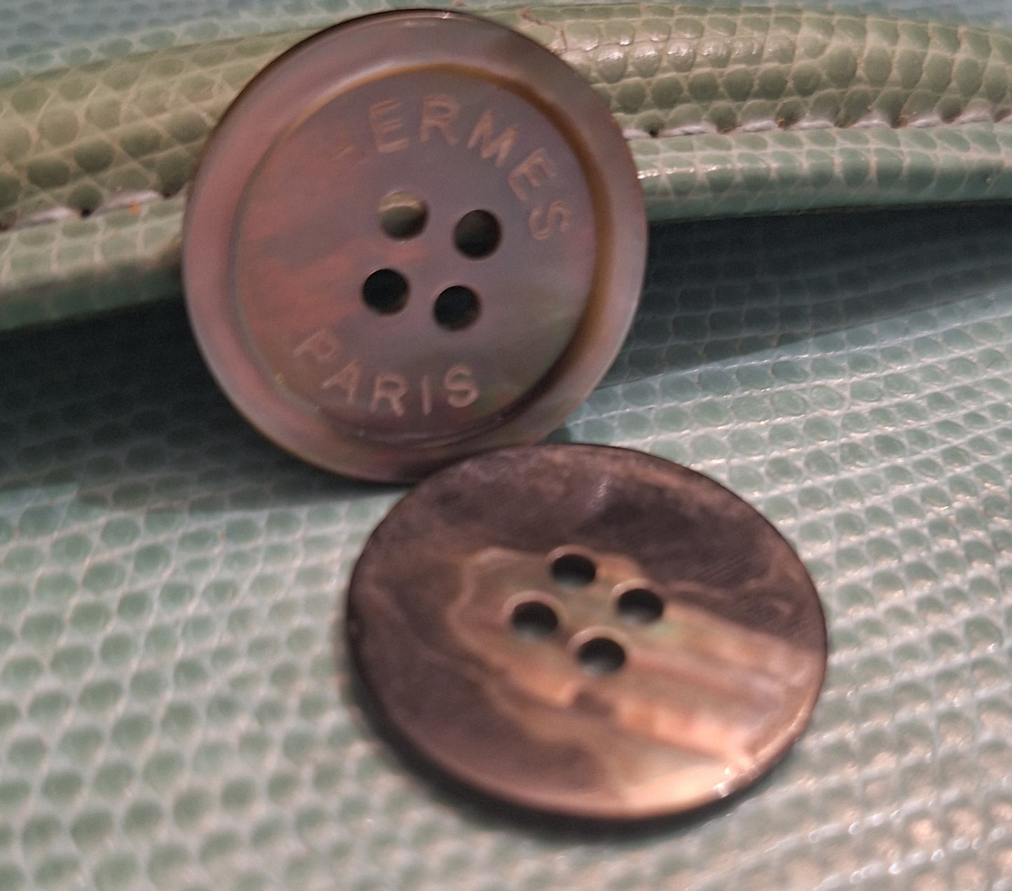 Buttons, nacre  23 mm.