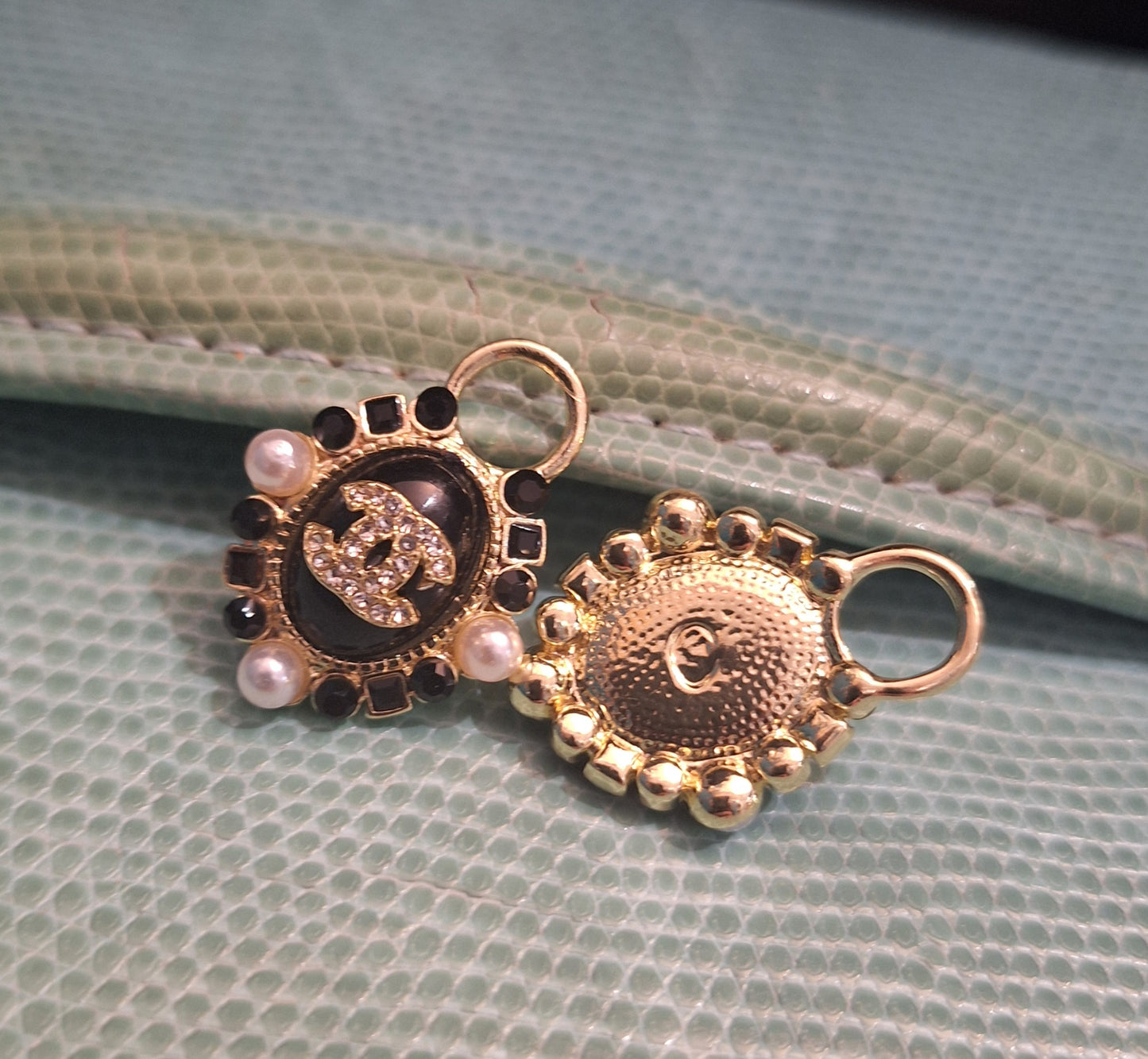 Pendants, color gold, plack and pearls. 20/28  mm