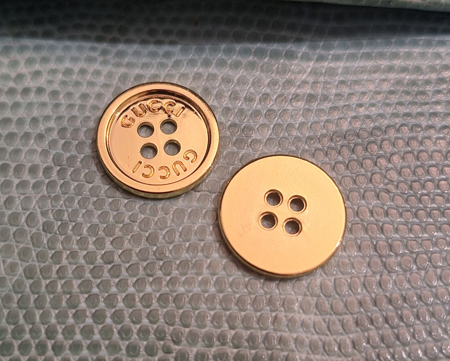 Buttons color gold 17 mm