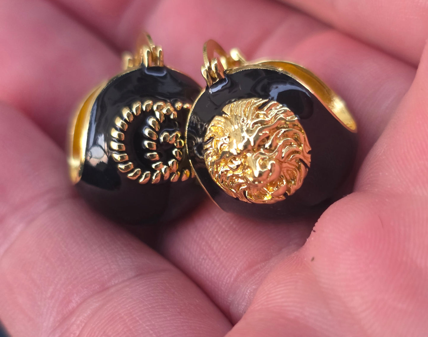 Earrings gold & black enemal, stamped 22/16 mm