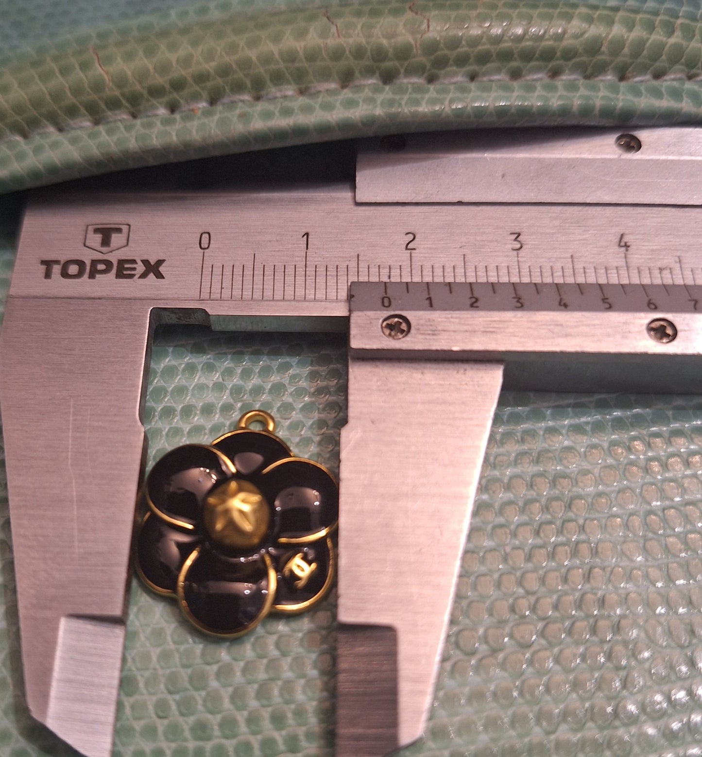 Pendants. Color gold and enemal black. 19/22 mm