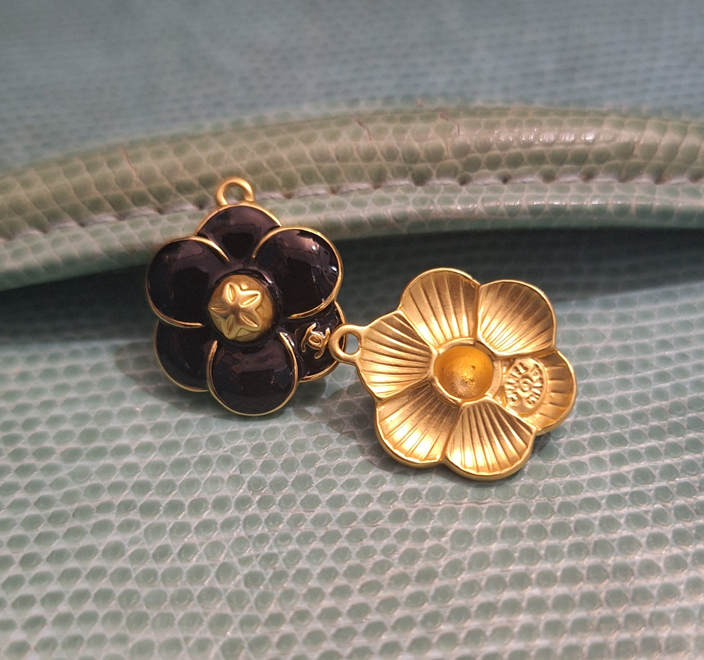 Pendants. Color gold and enemal black. 19/22 mm