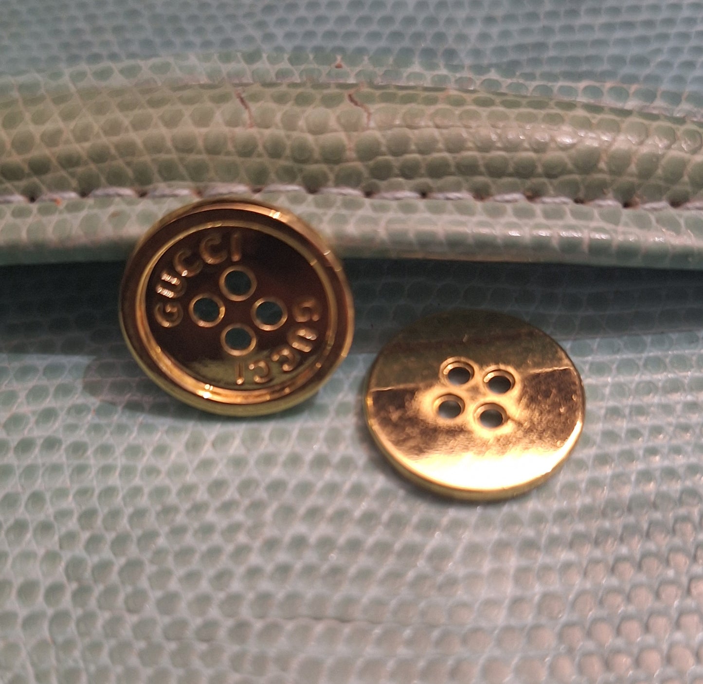 Buttons color gold 17 mm