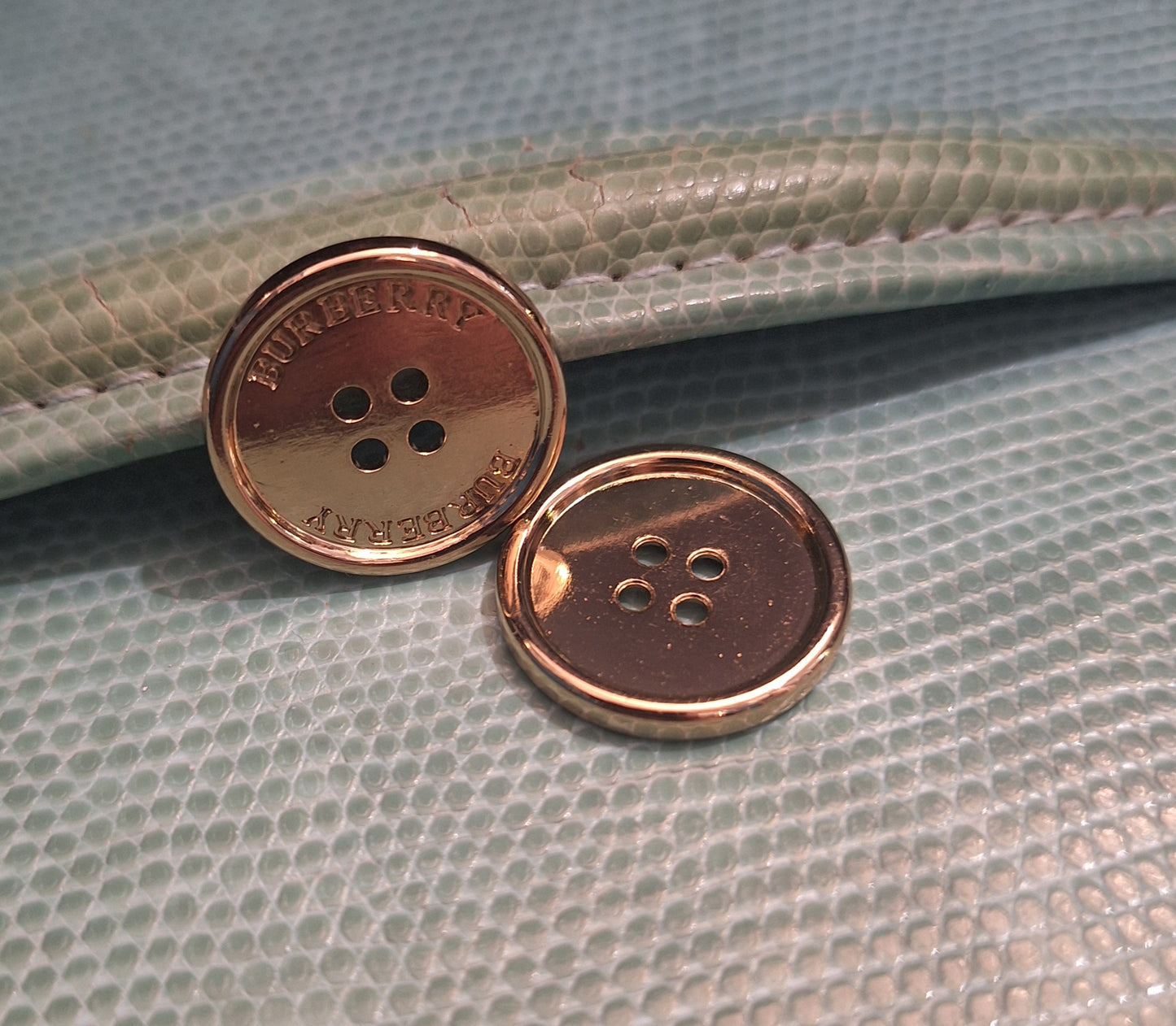 Buttons, color gold. 22 mm